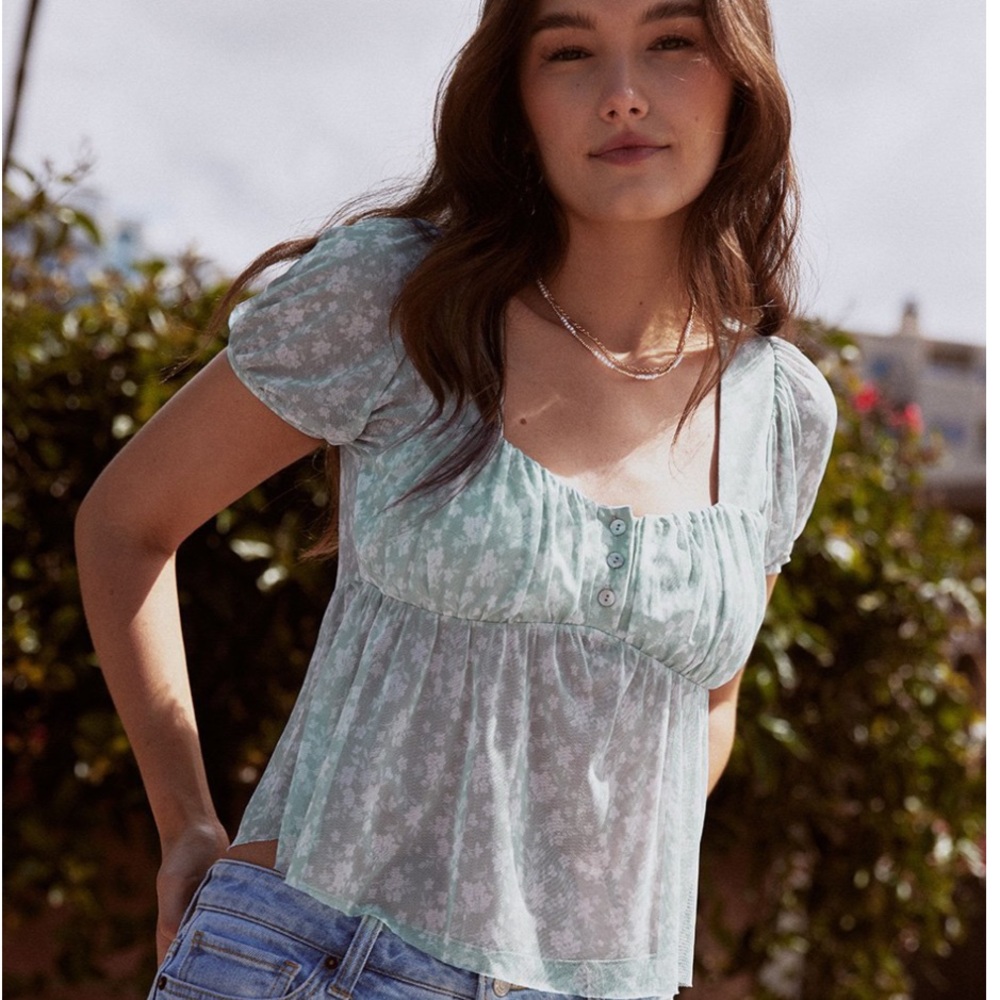 NWT RSQ Mesh Puff Sleeve Babydoll.
Size Small. Pale Green floral.